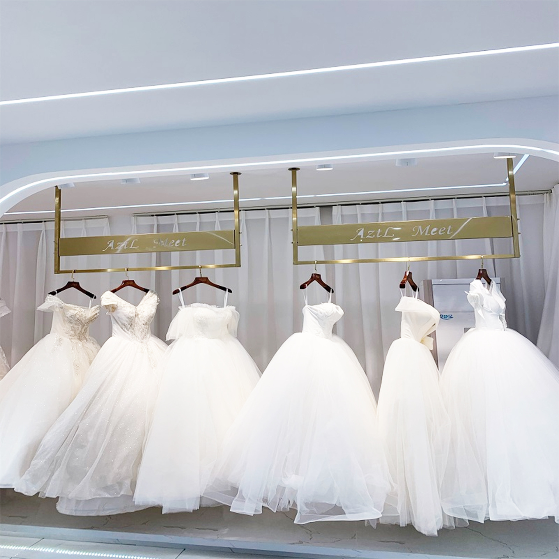 不锈钢婚纱架子展示架婚纱店礼服秀禾服悬挂衣架女装上墙吊架