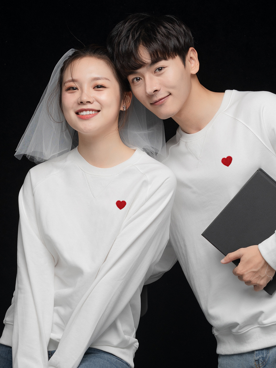 拍结婚登记照情侣装冬季爱心白色卫衣大码订婚证件照领证衣服衬衫