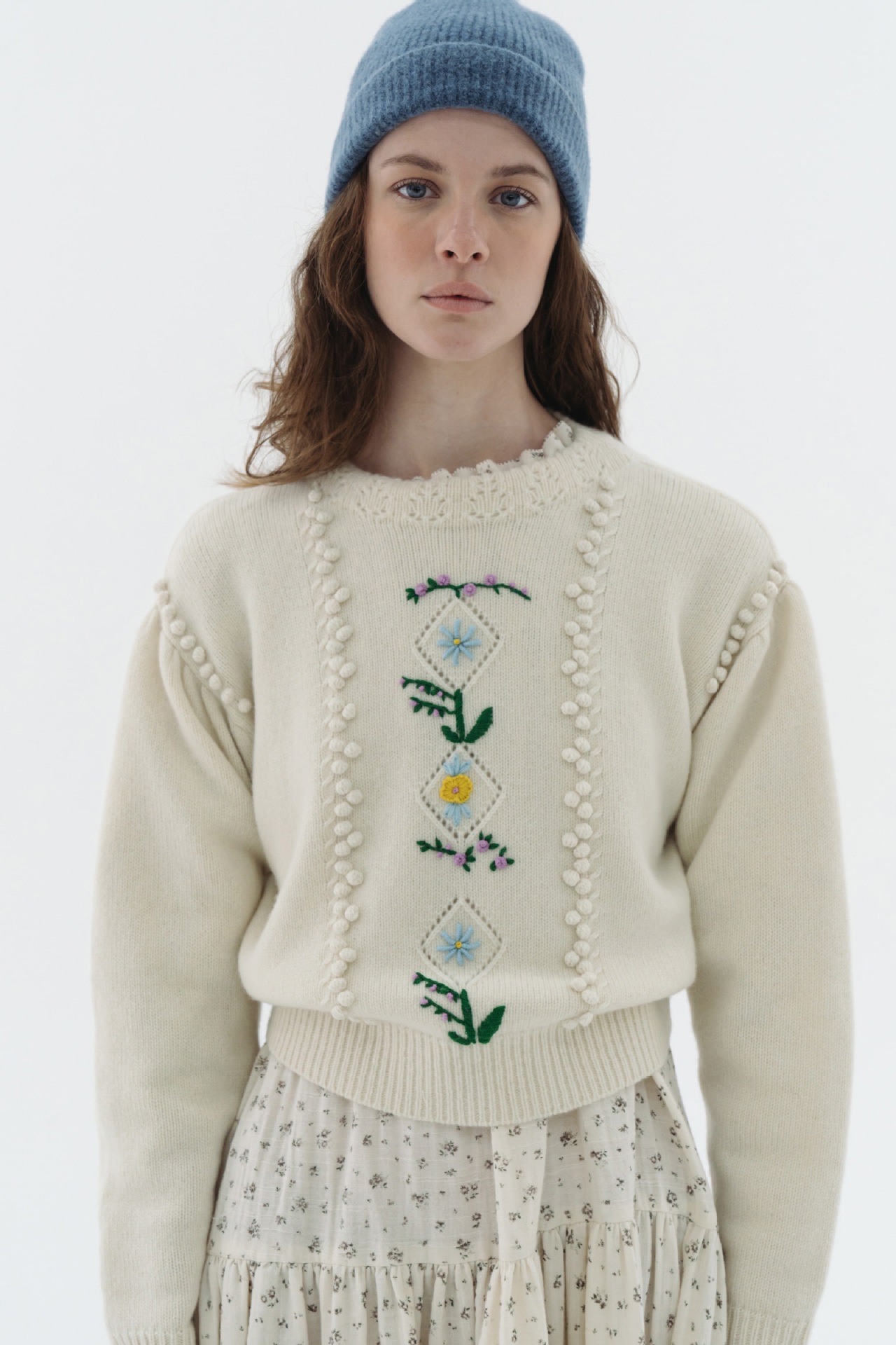 2022秋冬季新款韩国设计师复古可爱花朵刺绣装饰羊毛圆领针织毛衣