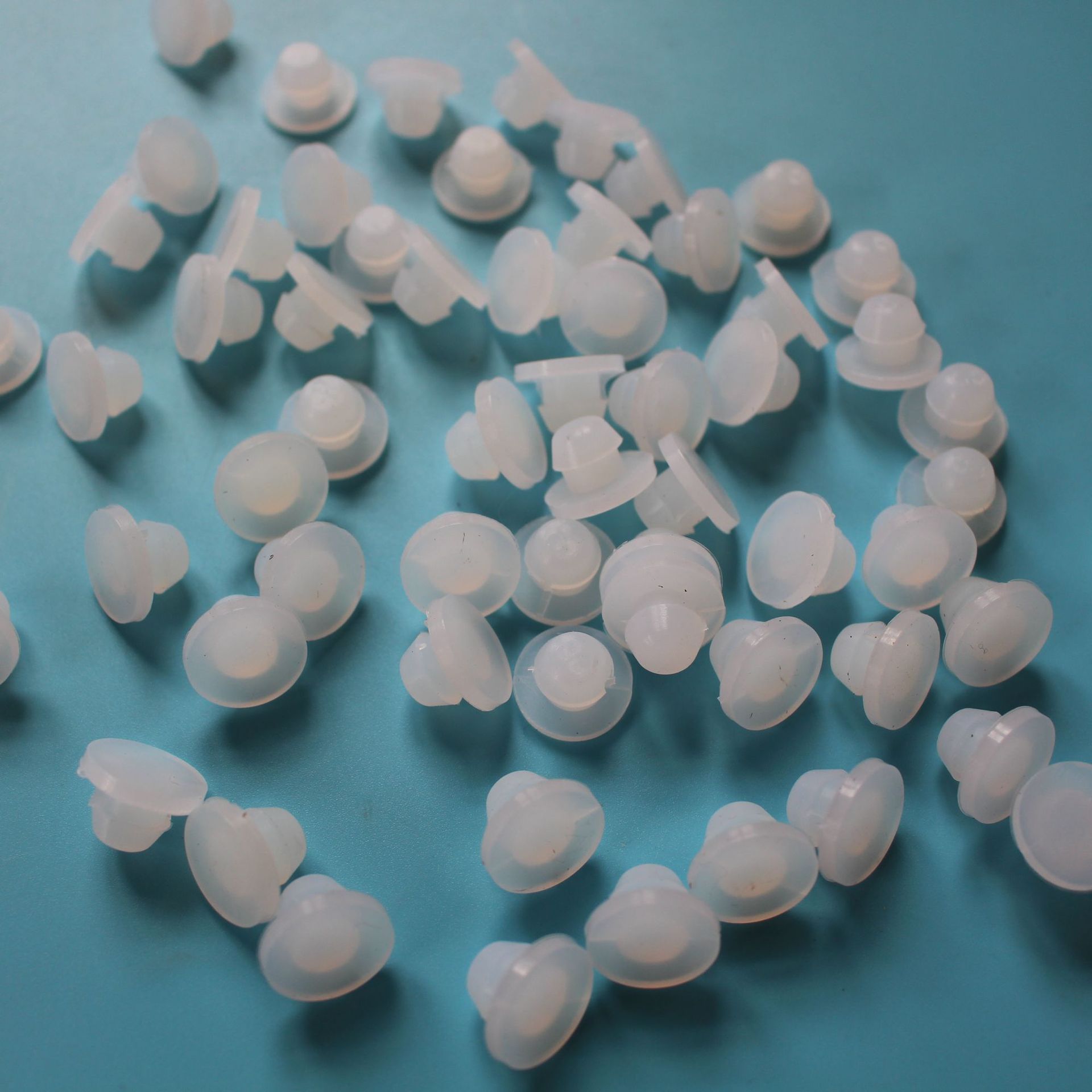 厂家批发供应 防尘面板扣式螺丝孔胶塞 订做5mm橡胶防水透明孔塞