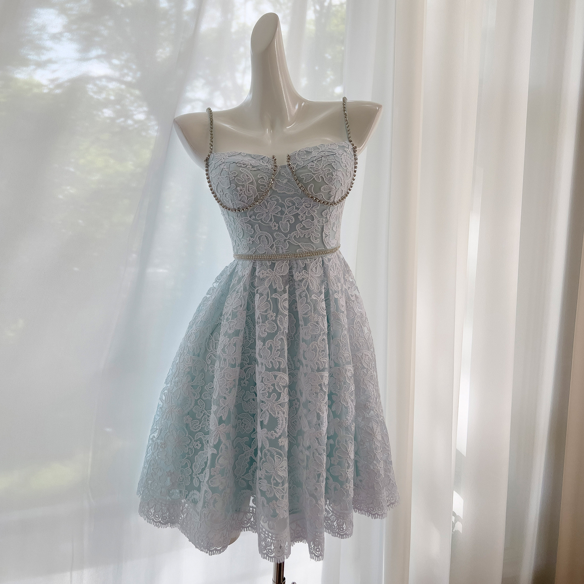 减龄少女气质小吊带短款裙子女蕾丝露肩性感收腰礼服连衣裙68575