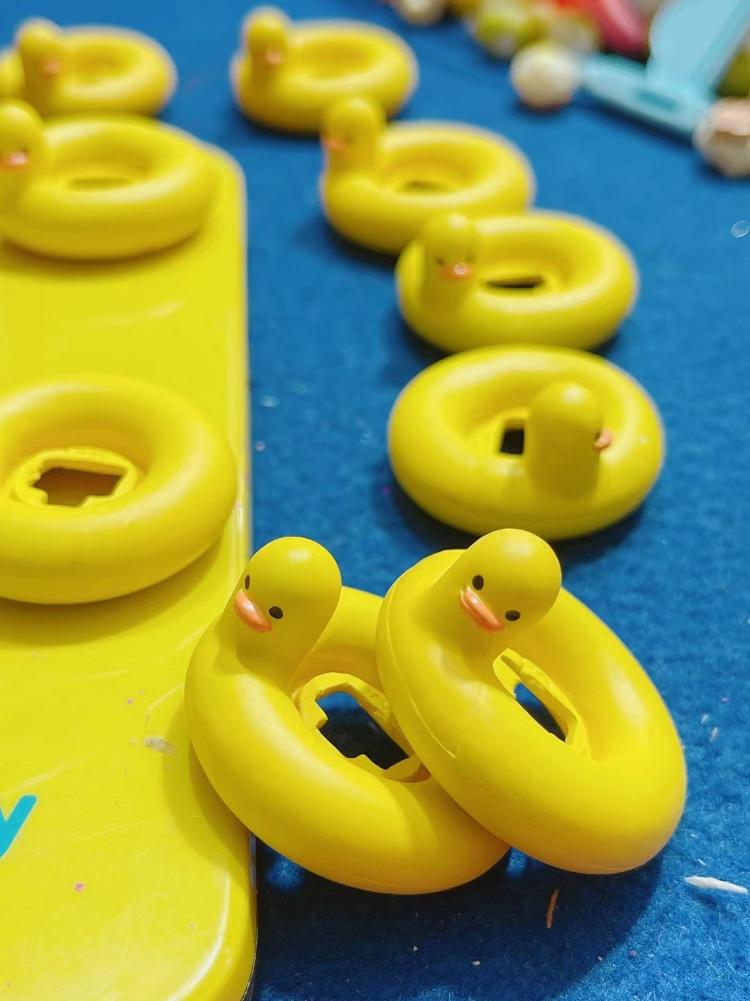 批发散货小鸭子游泳圈.pvc实心材质.100个起批2