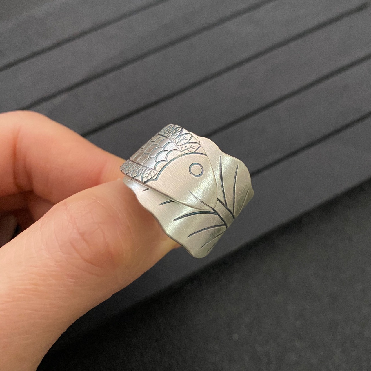 999足银金龙鱼戒指 男复古哑光鱼鳞纹食指戒女开口伸缩可调节饰品