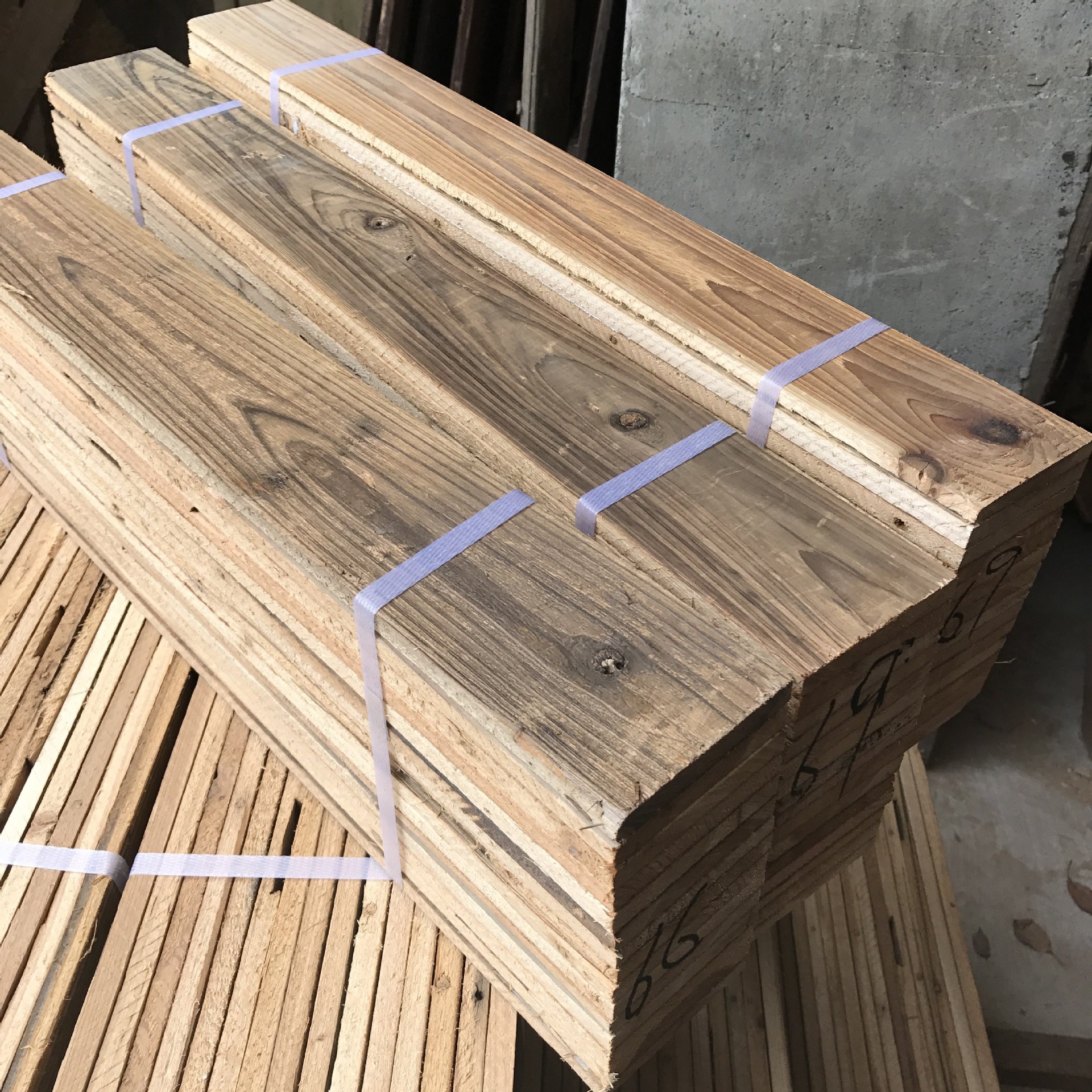 彩色老木板旧木板实木地板做旧原木色松木背景墙仿古复古装饰木板