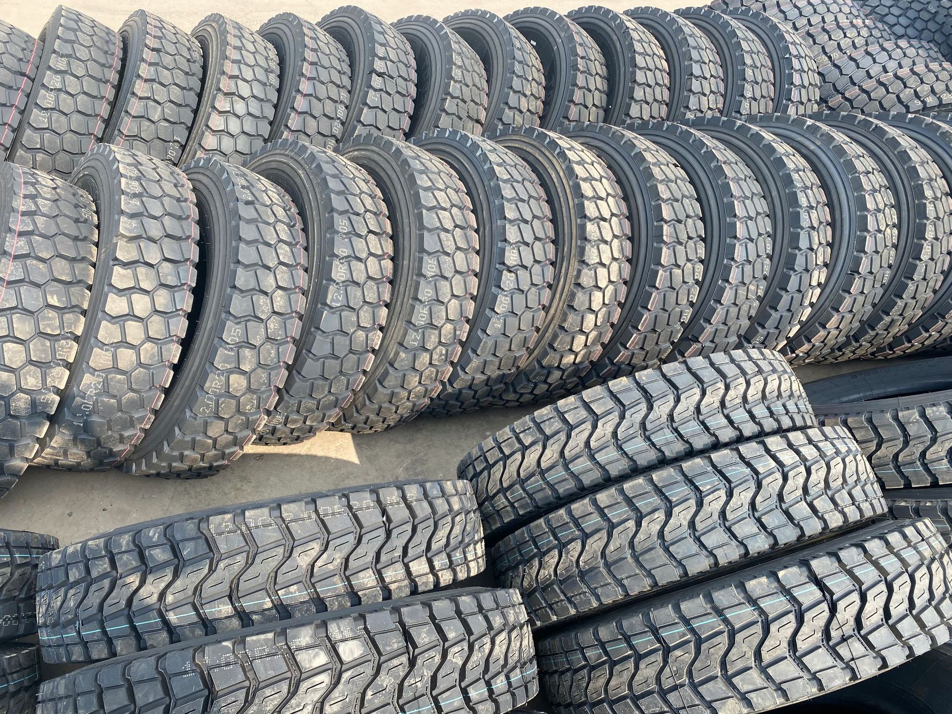 1200r20优盛工厂路多福轮胎特价处理经济型矿花中花标载耐磨