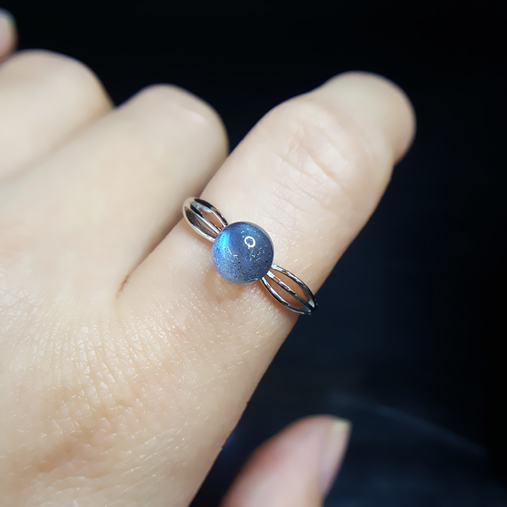 带蓝光炫彩光 s925银天然拉长石圆单珠戒指 灰月光简约轻简风指环