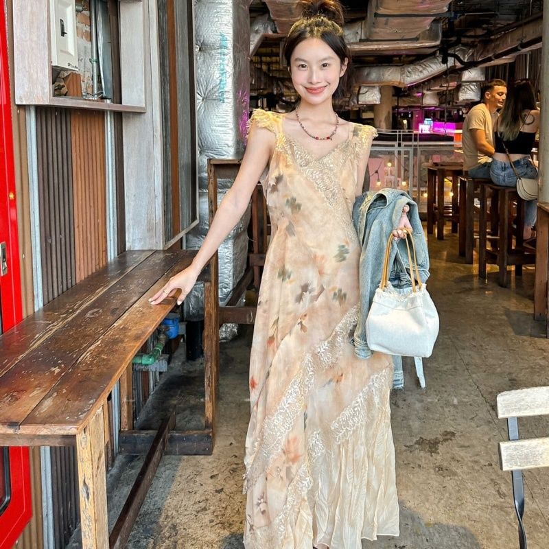 2024夏季新款蕾丝拼接碎花连衣裙女法式复古显瘦无袖不规则吊带裙