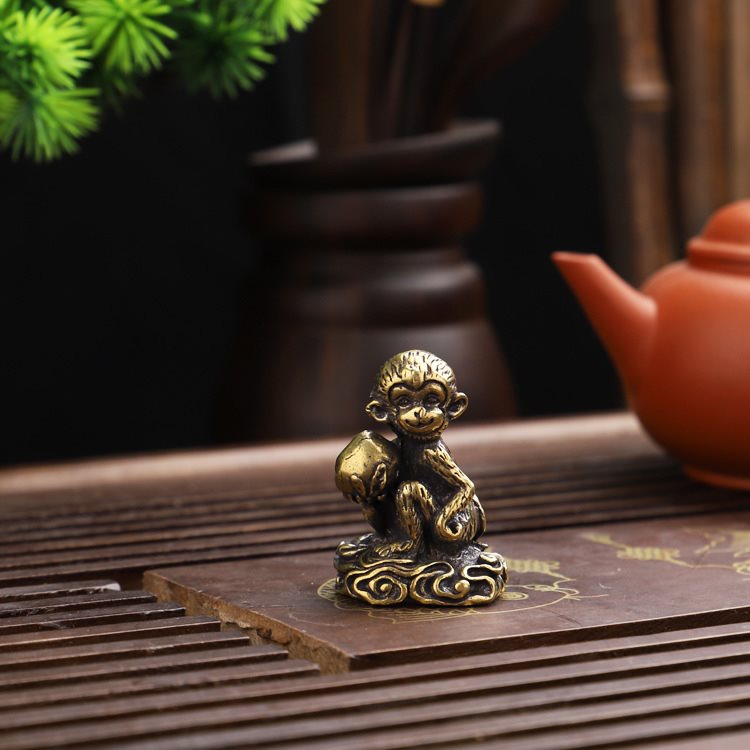 xyf实心铜猴子献桃铜猴抱寿桃桌面摆件做旧黄铜茶宠微雕仿生铜饰