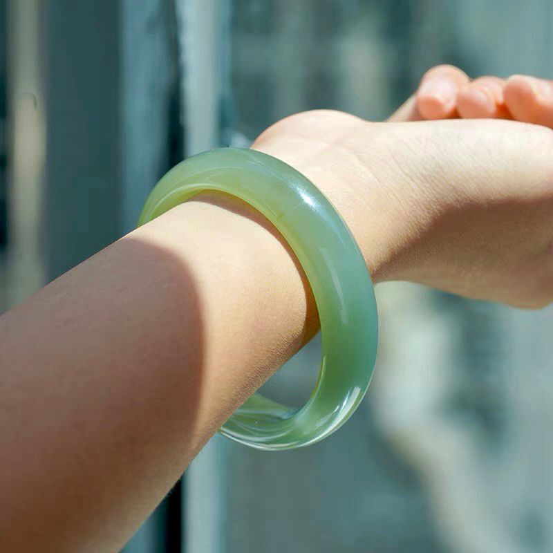 批发外蒙料和田晴水冰底青玉扁宽条女士手镯湖水绿鸭蛋青复古玉镯