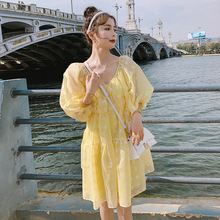 实拍新款淡黄色刺绣碎花裙夏季设计感甜美可爱减龄收腰泡泡连衣裙