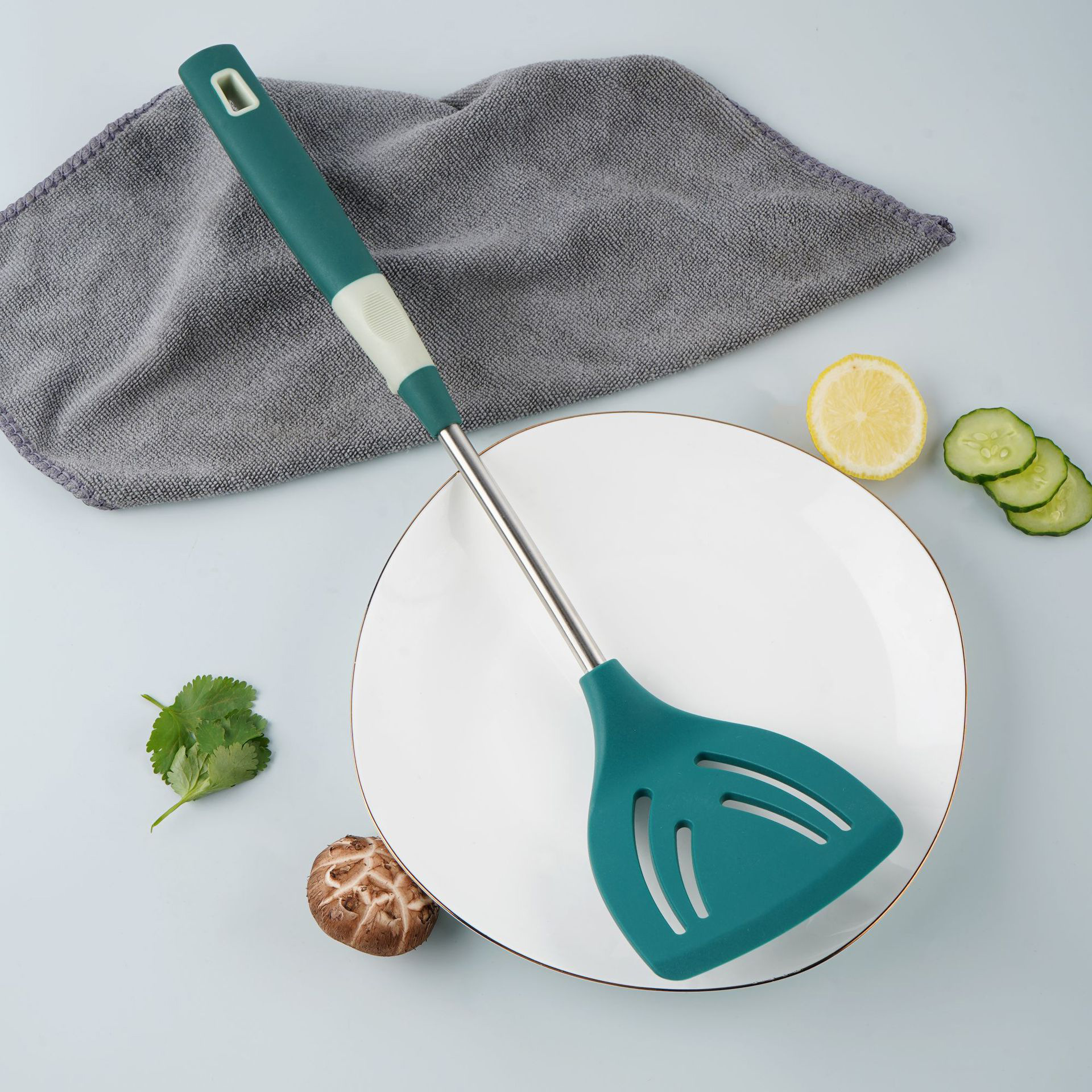 Food Grade Dark Green Silicone Kitchenware Kitchen Non-Stick Pan High Temperature Resistant Silicone Spatula Soup Spoon and Strainer Suit Wholesale