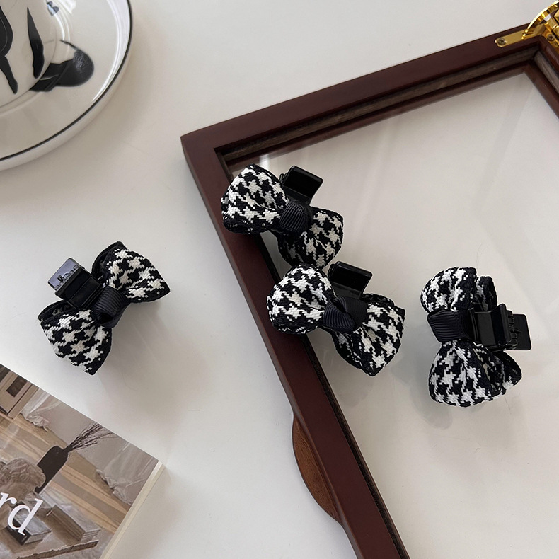 Exquisite Houndstooth Bow Claw Clip Small Retro Fringe Clip Headdress Black and White Plaid Elegant Hair Clip Female Side