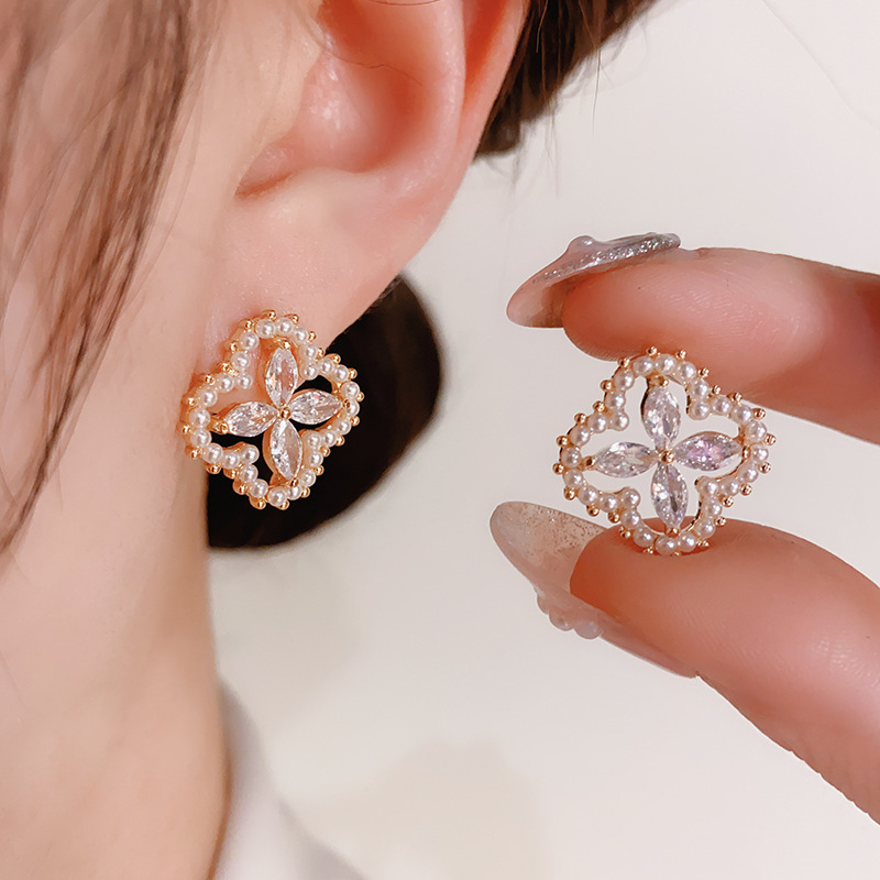 Trendy Fashion Sweet Four-Leaf Flower Xiaomi Pearl Hollowed-out Stud Earrings Niche Design Earrings