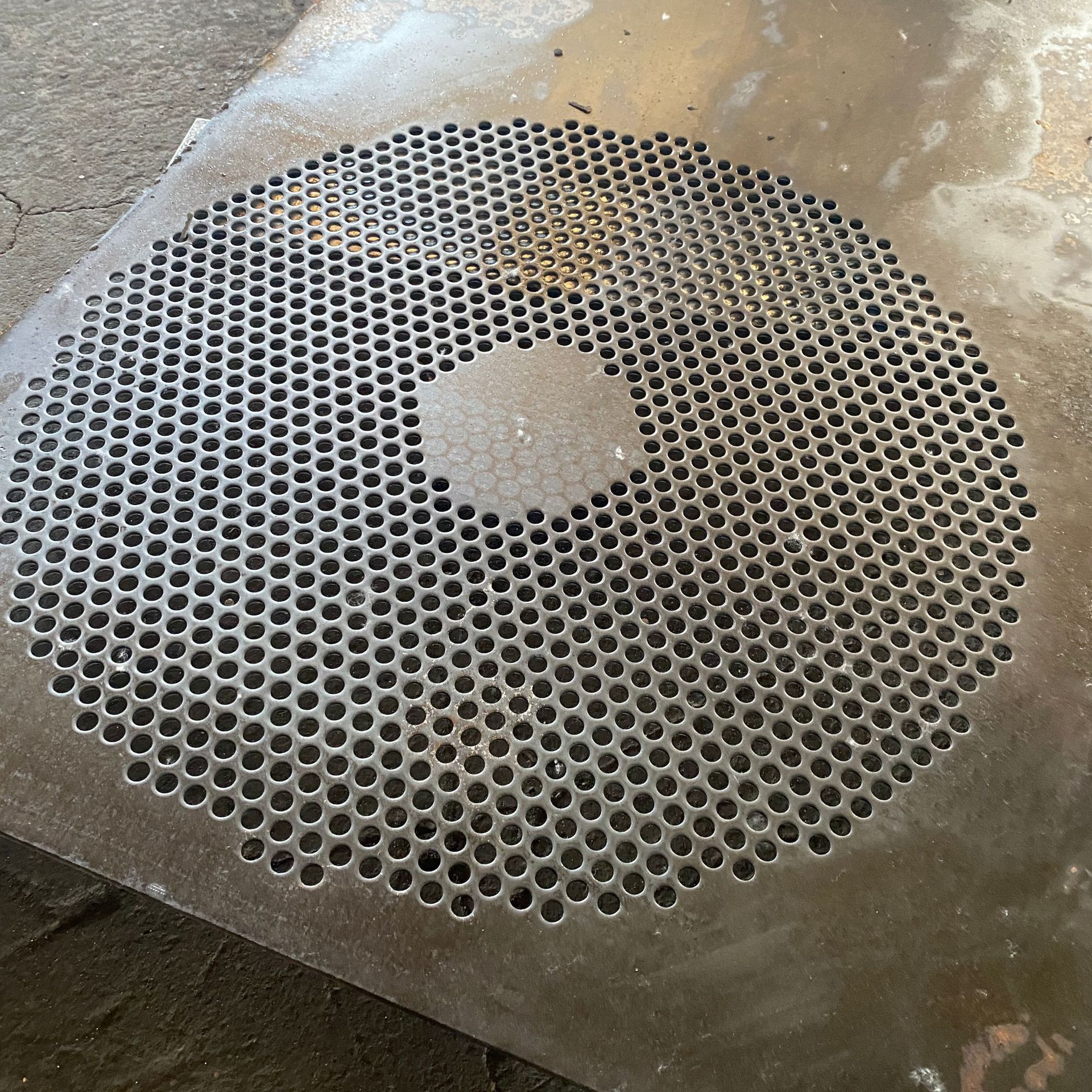 304不锈钢圆形孔圆形筛网可来图加工定做圆孔筛片饲料颗粒剂配件
