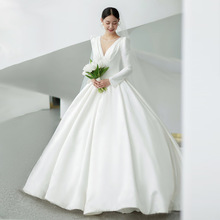 韩式缎面长袖婚纱礼服2022新款冬季新娘主纱V领复古高级质感拖尾