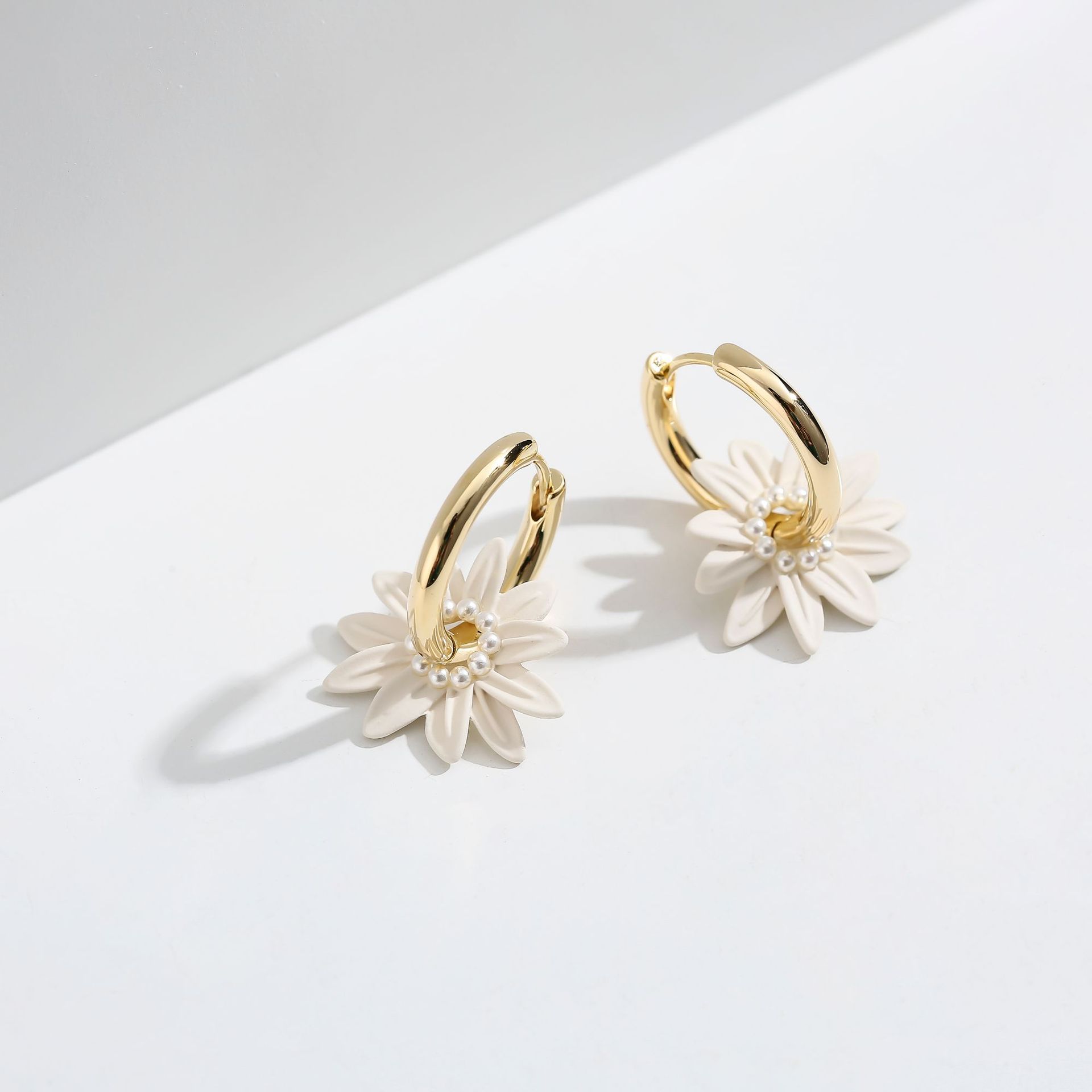 丽银耳饰一件代发气质温柔喷漆花朵ins时尚风珍珠加工定制耳环