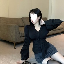 春秋法式独特别致黑色v领衬衫女设计感甜辣收腰短款上衣