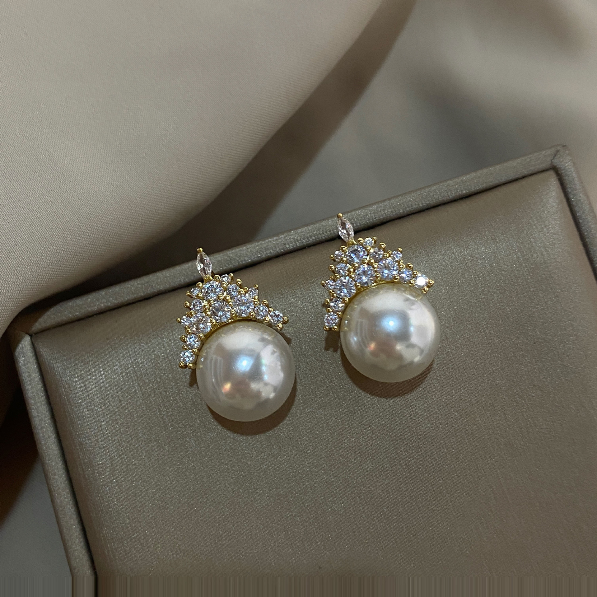 珍珠耳饰耳坠耳环女2022年新款潮秋冬时尚微镶锆石气质高级感耳饰