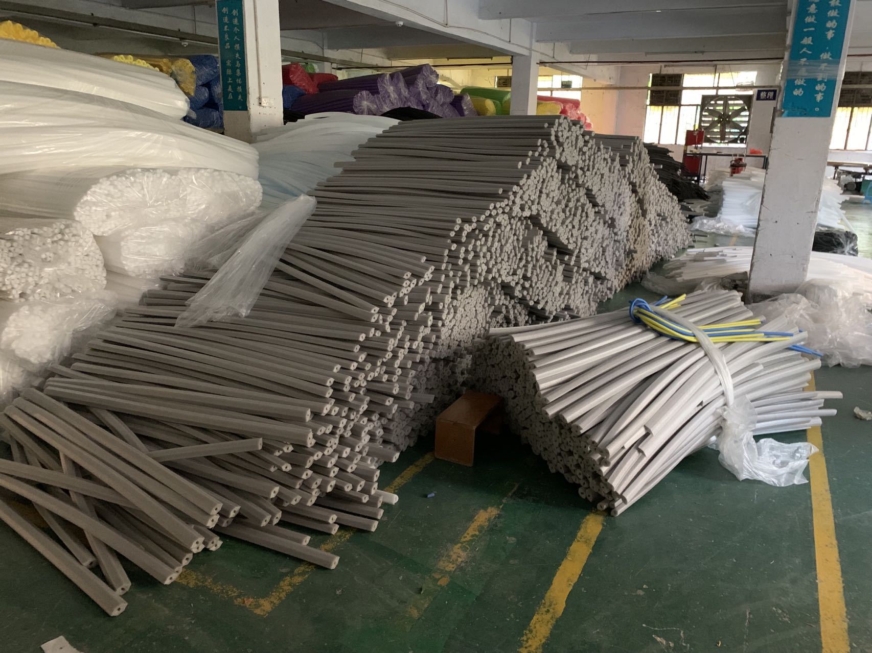 跨境供应淘气堡玉米阻燃包管儿童乐园游戏城堡彩色珍珠棉保护管棒