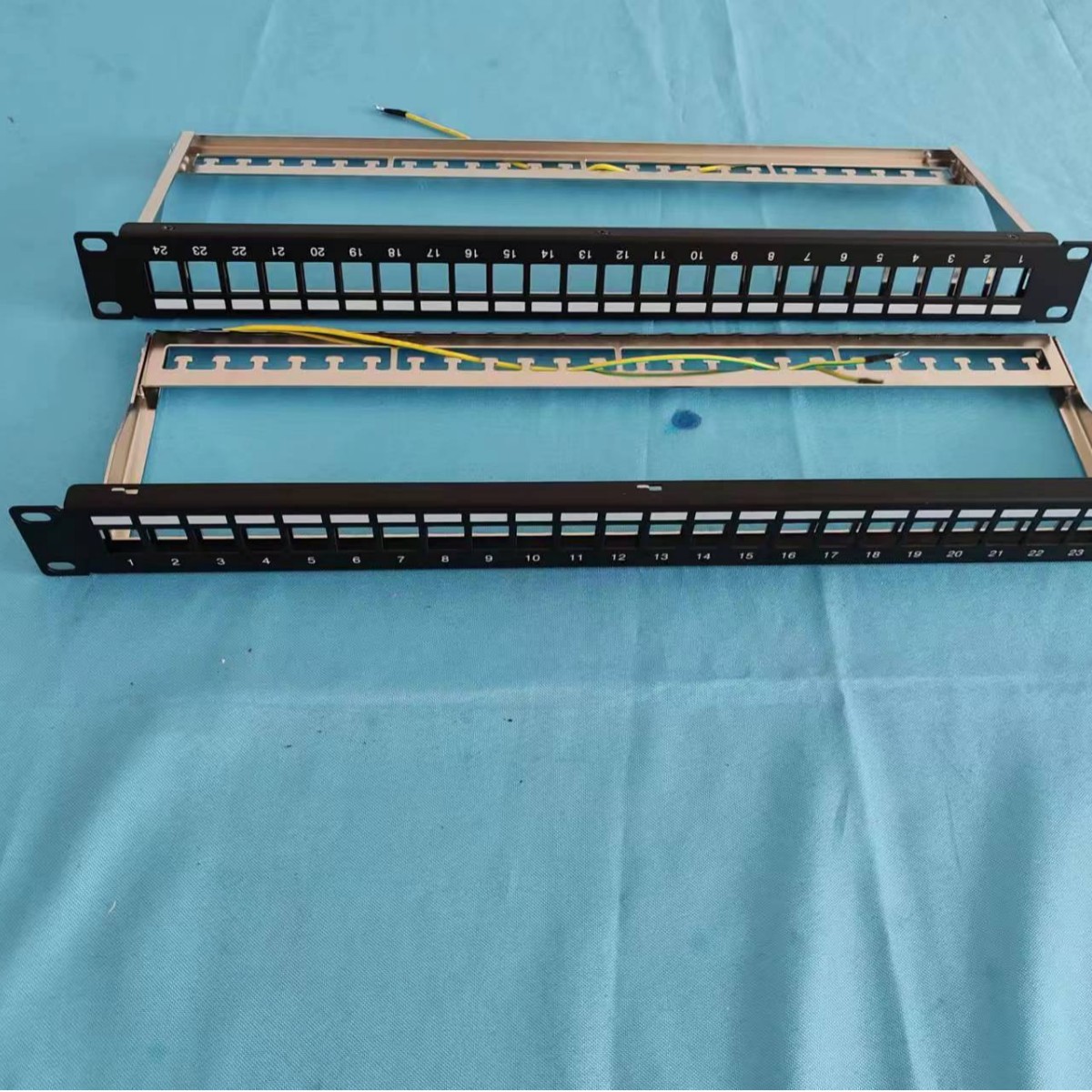 批发1u24口屏蔽配线架空架 网络rj45 屏蔽七类八类十万兆配线架