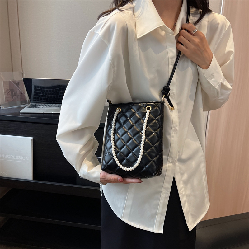 2023 Spring and Summer New Diamond Chain Classic Style Tote Bag Trendy Fashion Joker Shoes Shoulder Bag