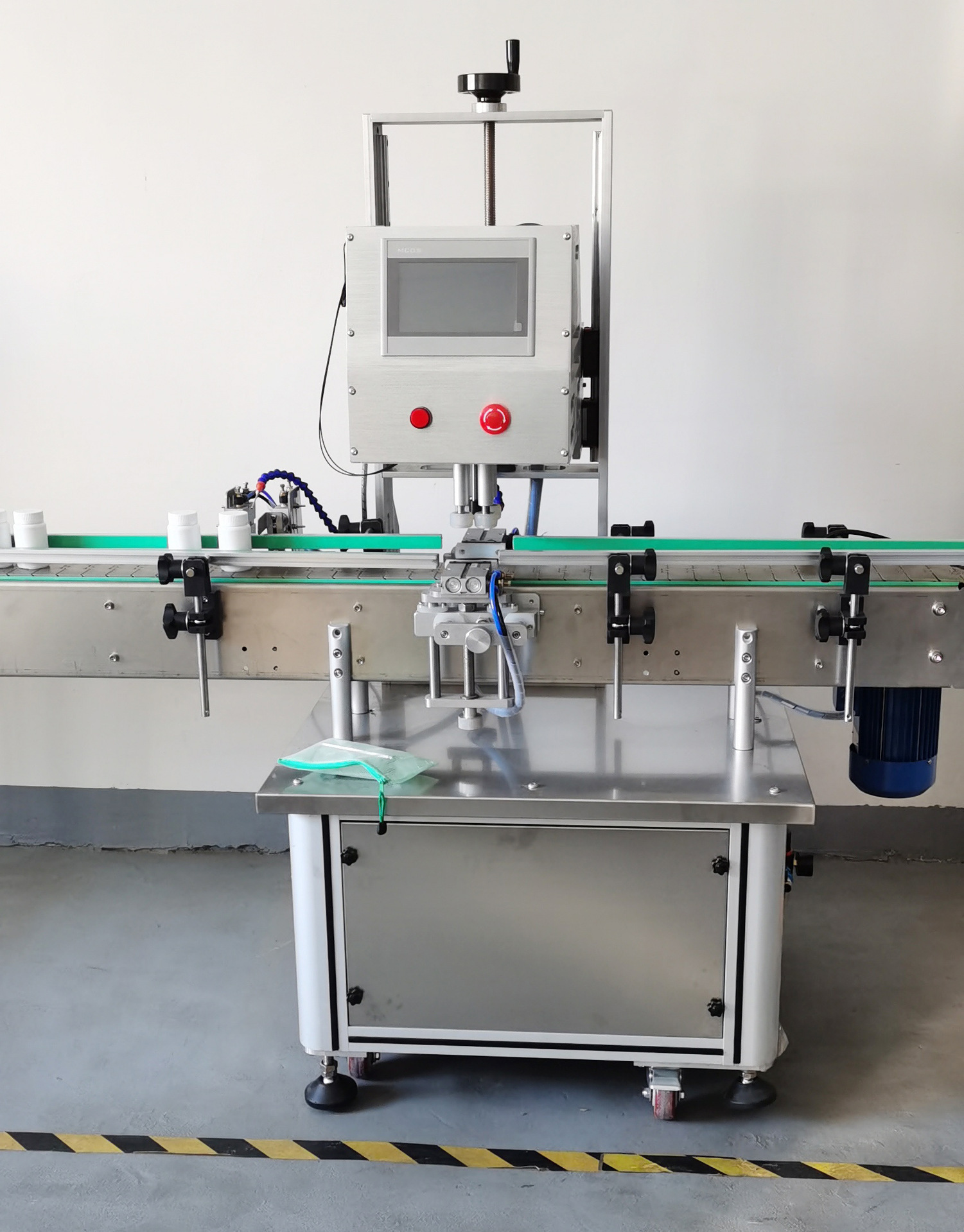 全自动四轮旋盖机 果汁饮料矿泉水瓶拧盖机 化妆品喷雾剂瓶锁盖机