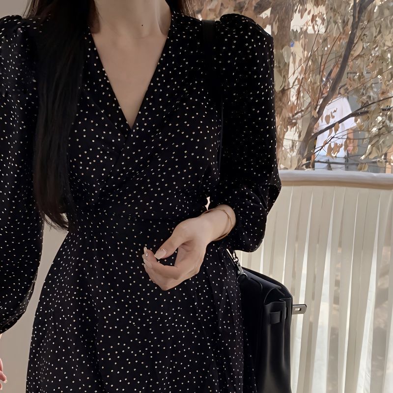 港味黑色v领波点雪纺连衣裙女初秋新款气质收腰短裙韩系别致裙子