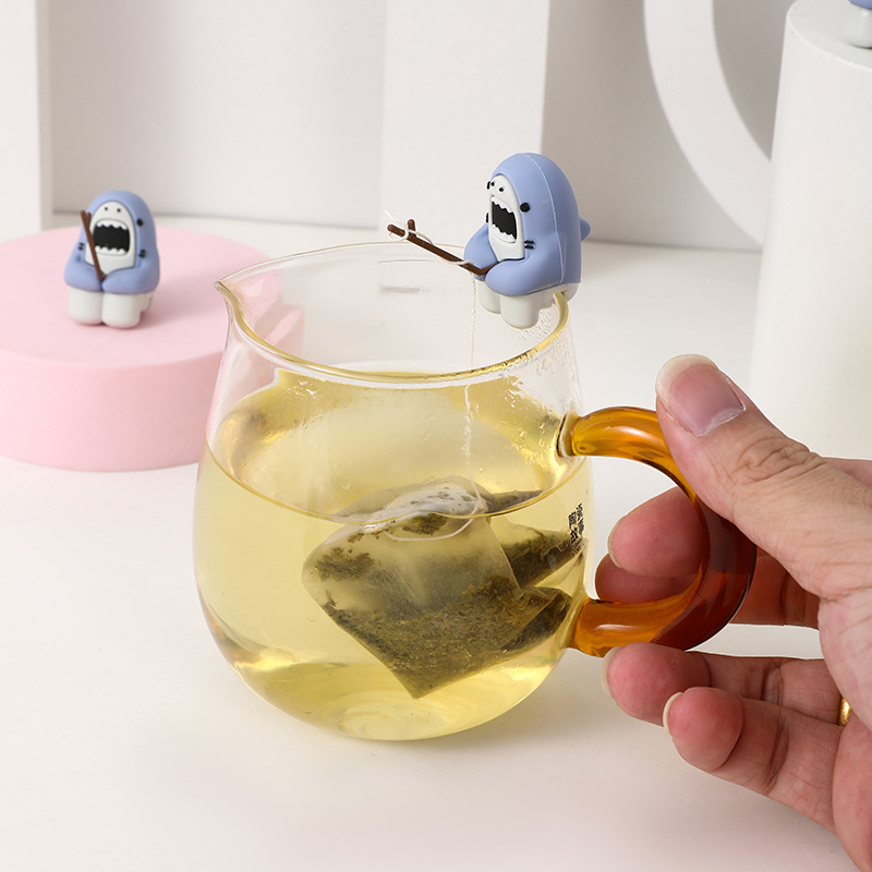 小鲨鱼泡茶挂茶包杯缘公仔小海豹吊茶包呆萌水杯挂件鲨钓泡茶器