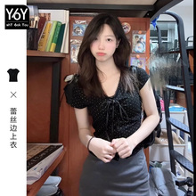 黑色v领蕾丝边辣妹正肩短袖t恤女夏季2024新款设计感小众修身上衣