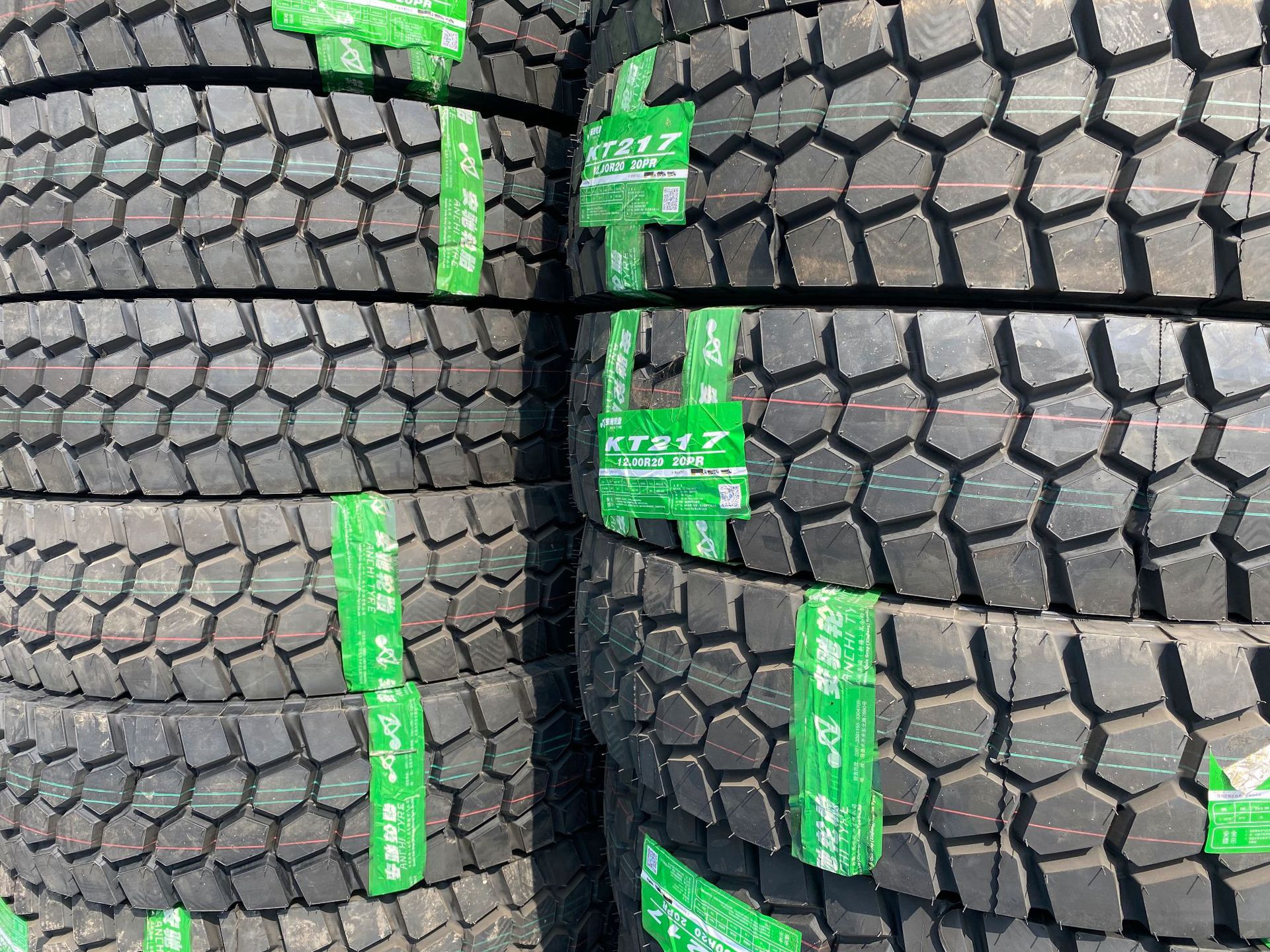 沙驼217四块 1200r20重载百吨王轮胎 沙驼雪莲轮胎 安驰 路鳌轮胎