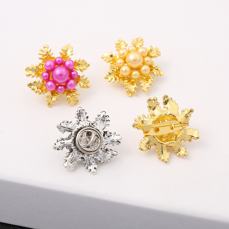 Foreign Trade New Arrival Hot Sale Pearl Brooch Japanese and Korean High-End Female Corsage Anti-Exposure Personalized Pin Elegant Accessories Wholesale