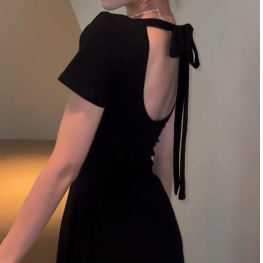 法式复古赫本风黑色露背连衣裙女夏季高级感气质收腰显瘦a字长裙