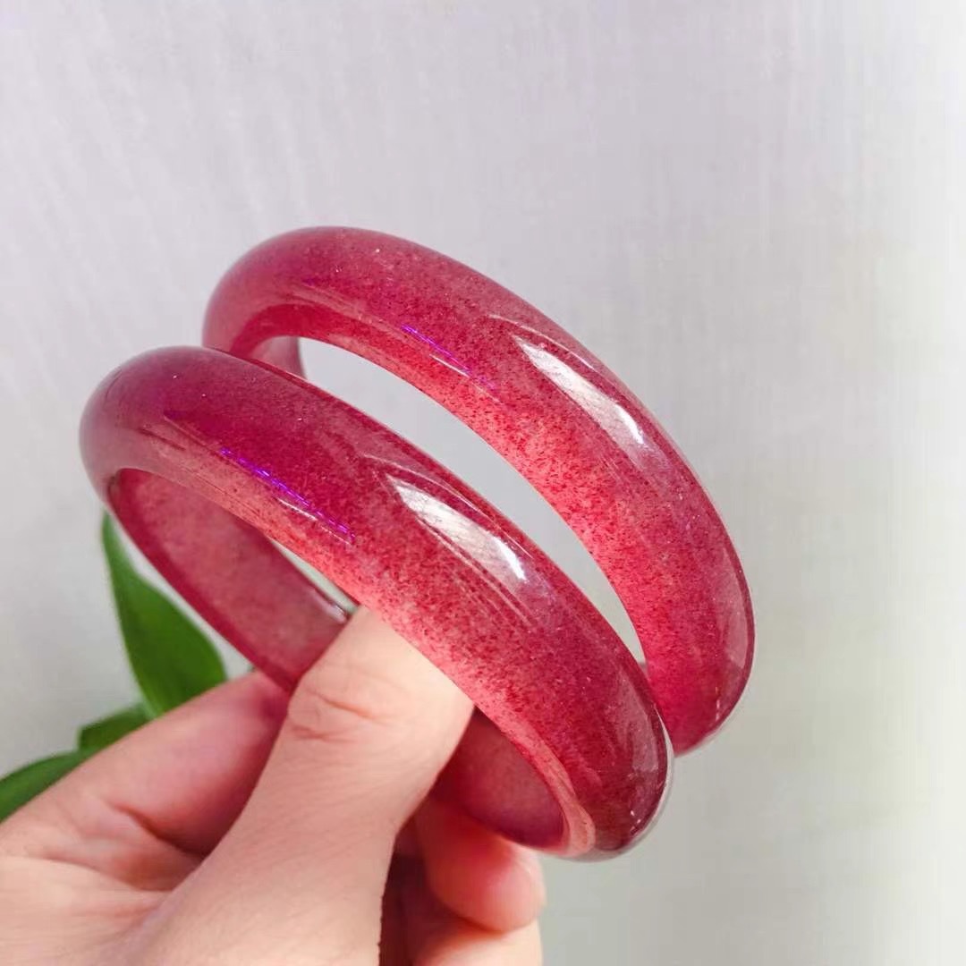 天然草莓晶手镯无裂鸽血手镯红晶体通透颜色鲜艳草莓晶满满