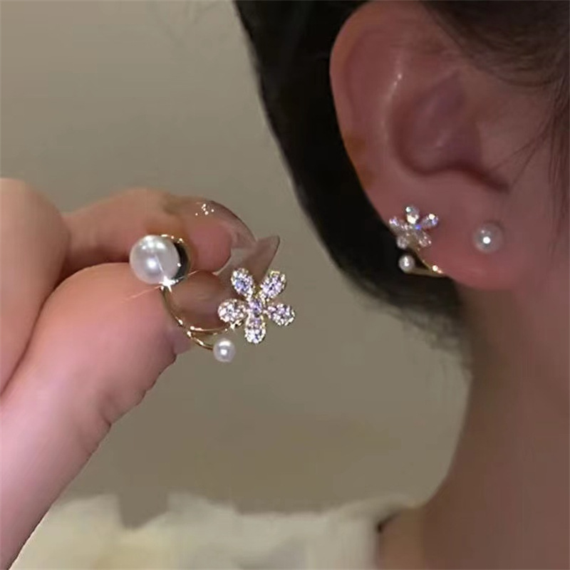 Korean Stud Earrings Women's Niche Design Simple Rhinestone High-Grade Temperament Earrings New Fashion Earrings Best-Seller on Douyin