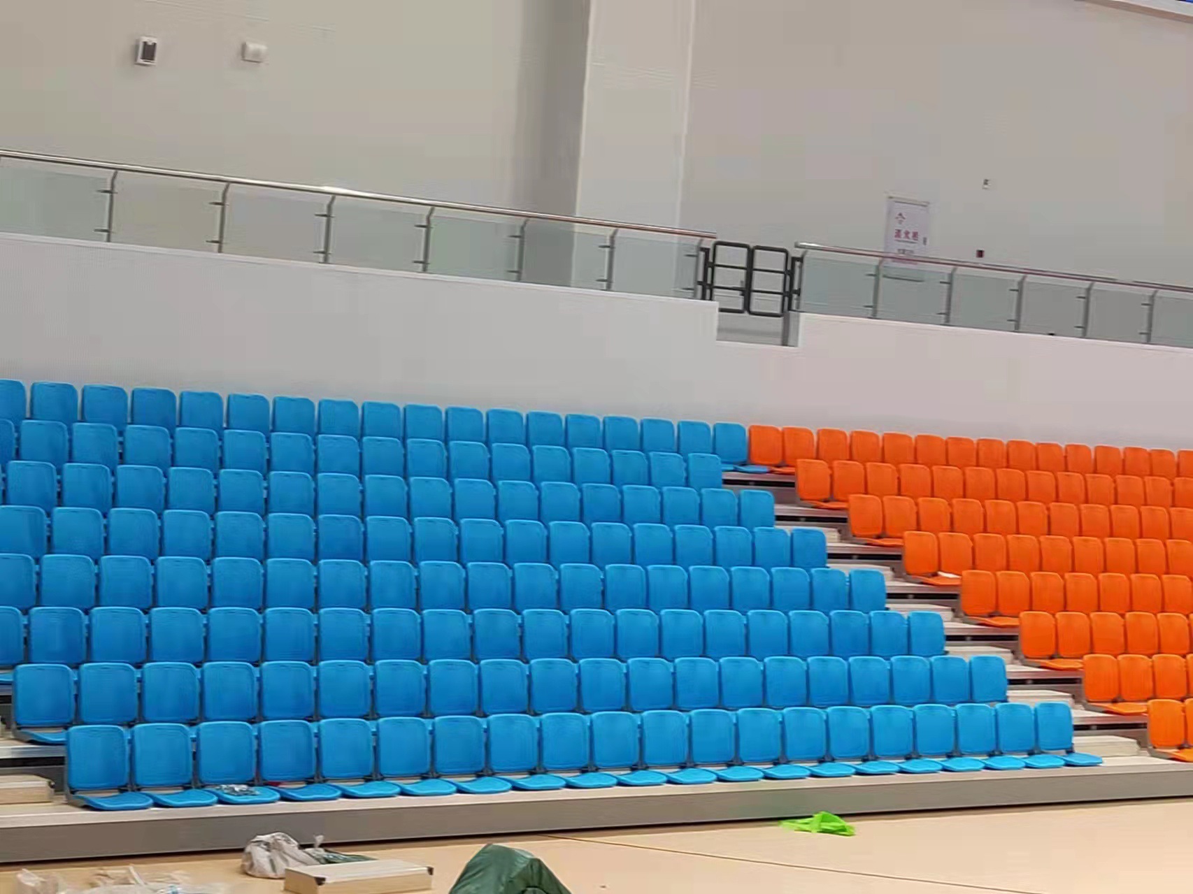 可生产 钢结构伸缩看台座椅 室内体育馆阶梯式可移动看台低靠背