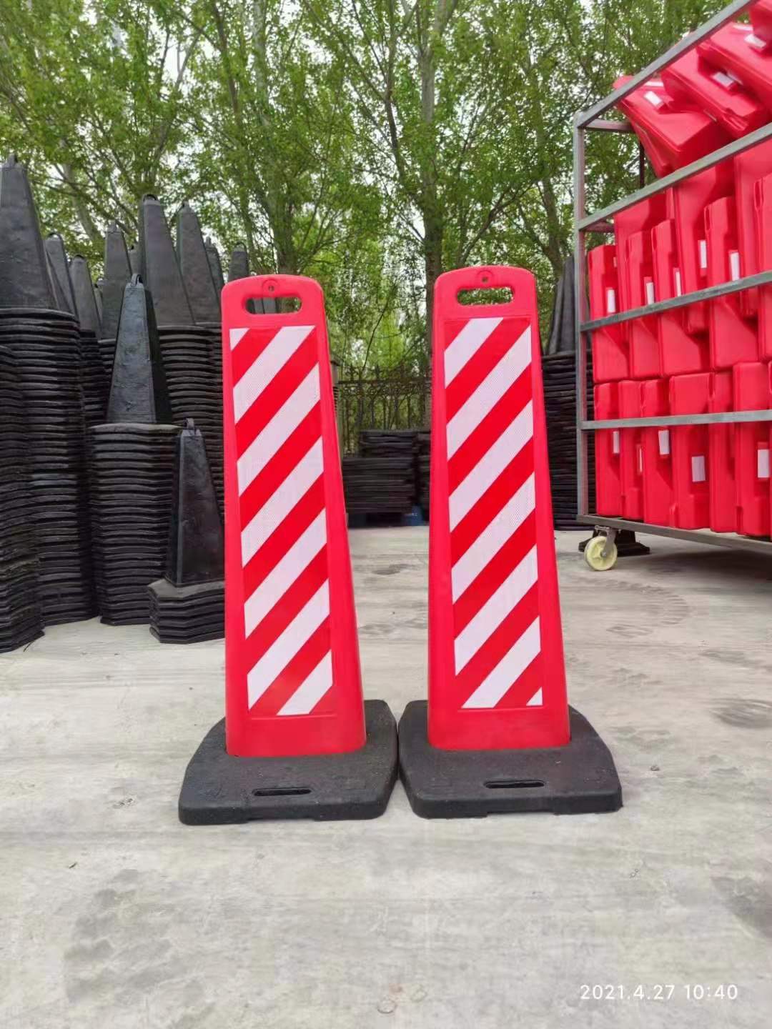 市政道路交通反光导流板警示板橡塑底座分流路锥水马防撞桶晶格膜