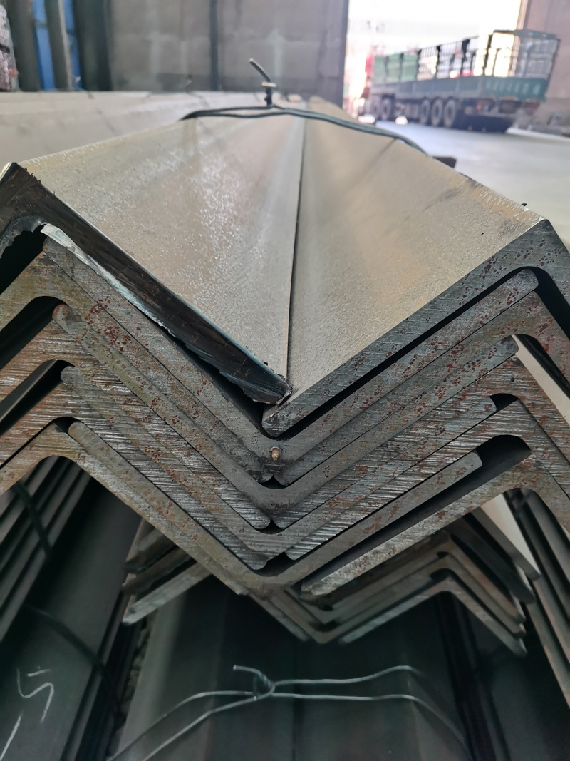 唐山角钢 电缆沟支架用输电塔避雷 工地预埋用镀锌角钢现货