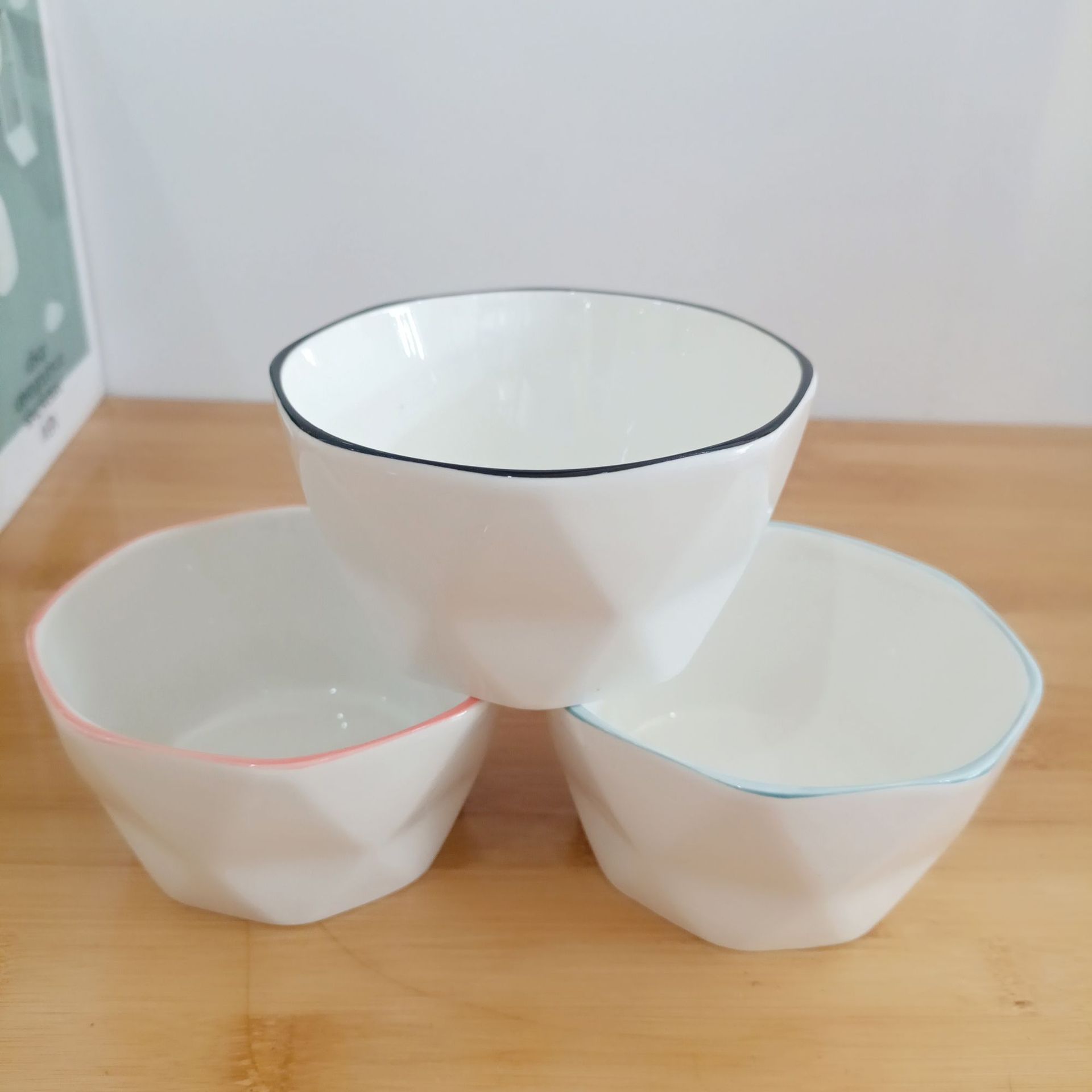 厂家批发陶瓷餐具4.5英寸钻石碗纯色黑边饭碗活动礼品两元店地摊