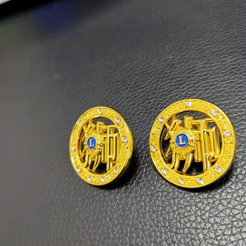 厂家推荐狮子徽金属立体感烤漆胸针定制 镶钻徽章定做 队长章订做