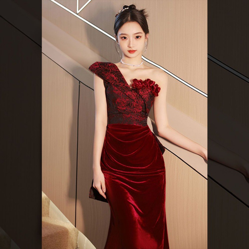 新中式晨袍单肩晚礼服裙女轻奢小众新娘感鱼尾酒红色订婚冬季代发