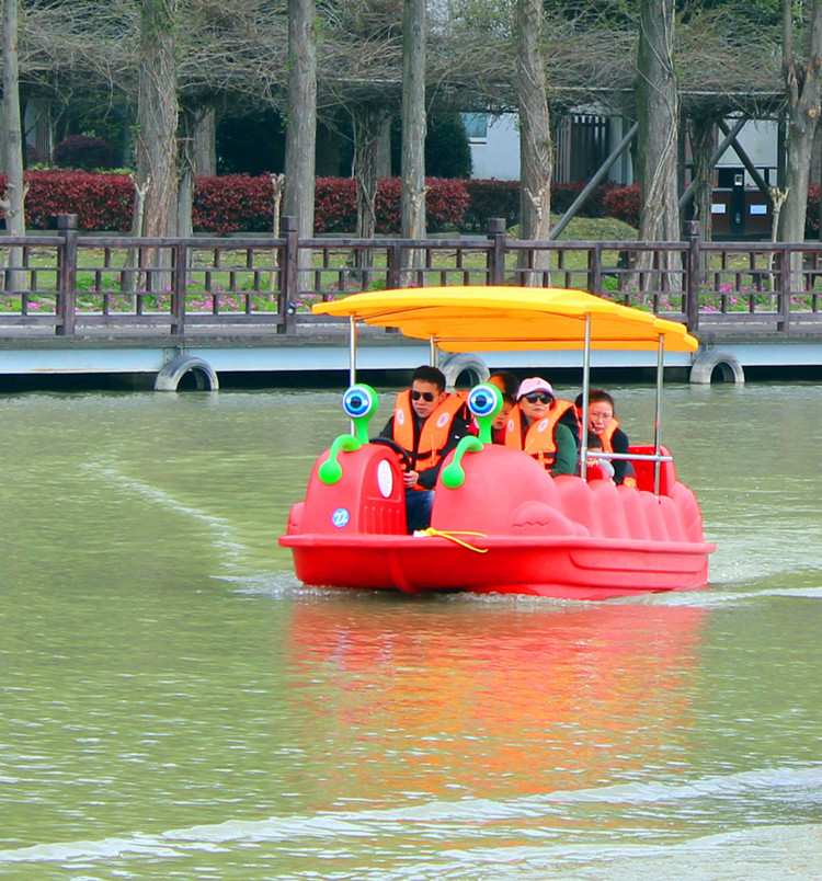 小龙虾公园电动船是一款新型水上公园游乐观光船,它采用聚乙烯hdpe高