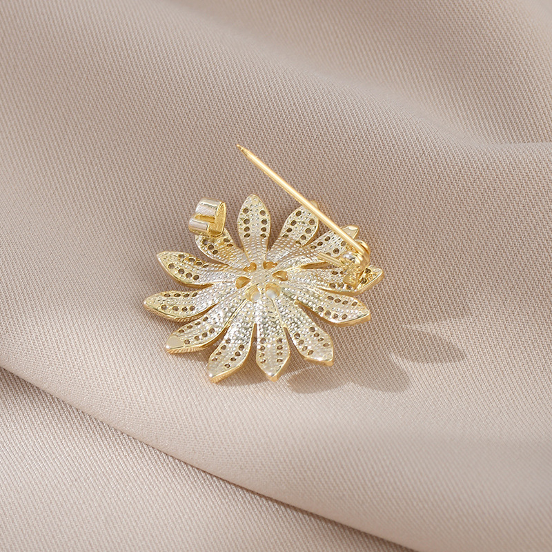 2023 New Micro Inlaid Zircon Little Daisy Brooch Creative Style Pearl Clothes Corsage All-Match Clothing Pin Accessories