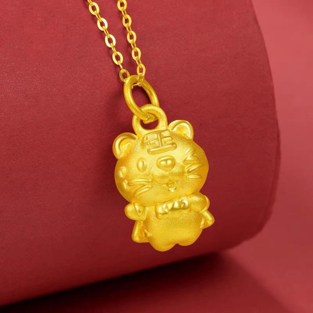 虎年黄金虎吊坠女款小金虎项链男本命年生肖属相老虎纯金电镀挂坠