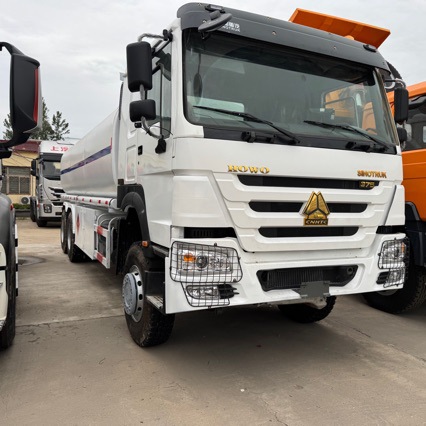 境外出售二手移动式8吨10吨 加油车 重汽豪沃后八轮油罐车 渣土车