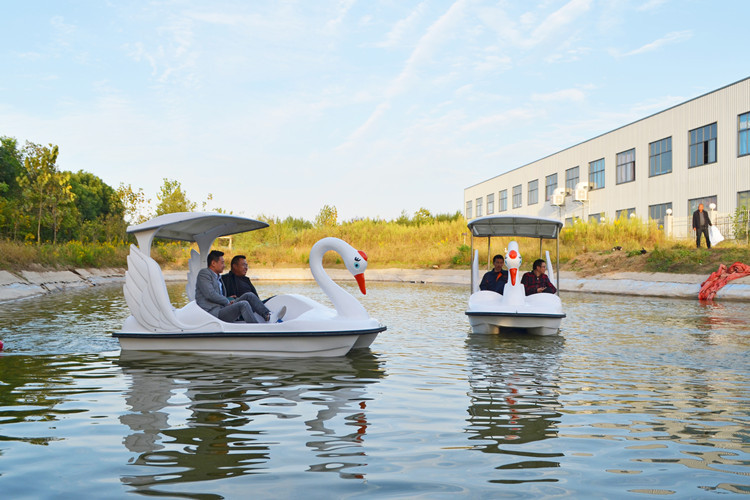 2-四人脚踏船是由环保玻璃钢加工而成,造型卡通,儿童喜爱,分为2人座与