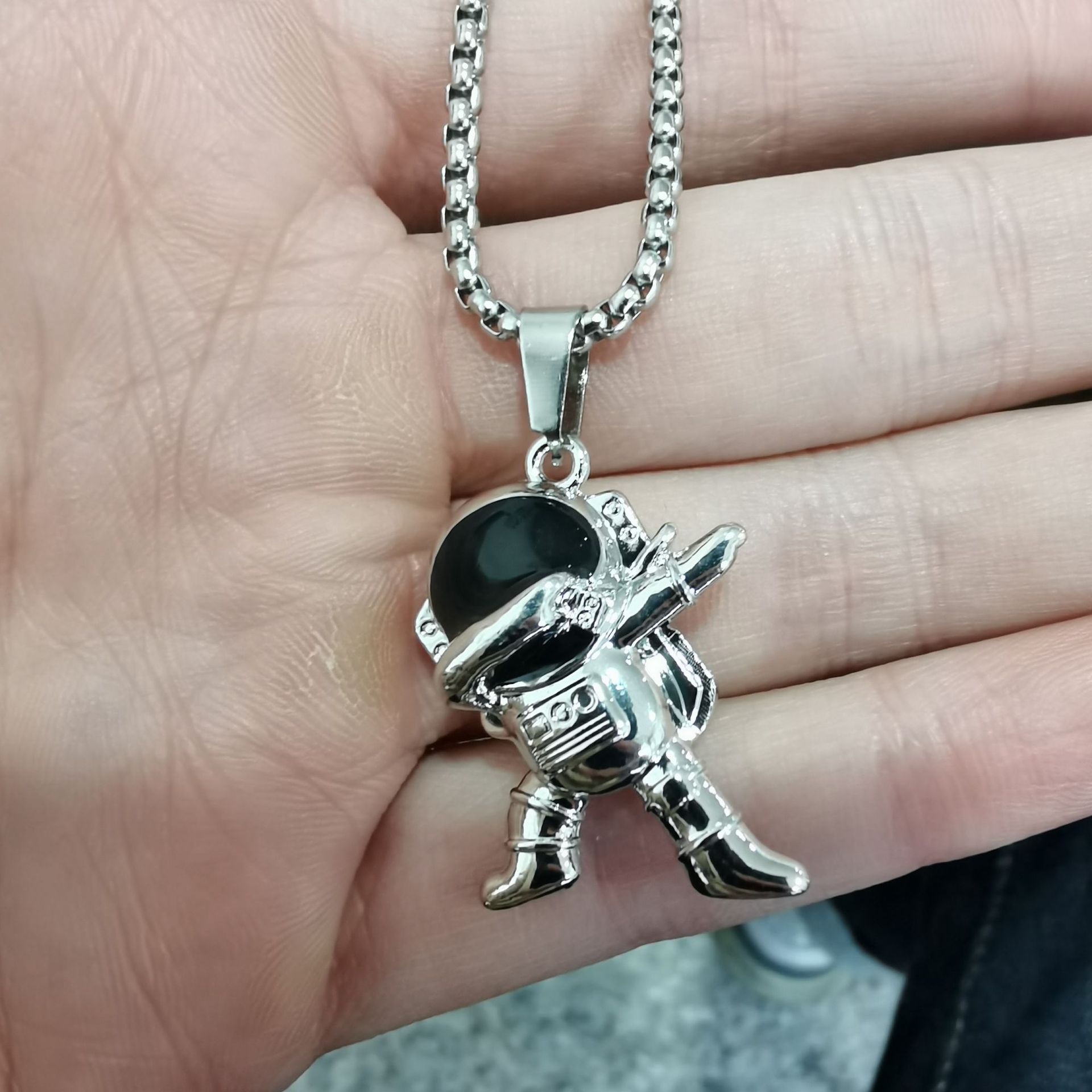 潮牌街头宇航员项链男hiphop太空人嘻哈手势百搭吊坠合金男女挂饰