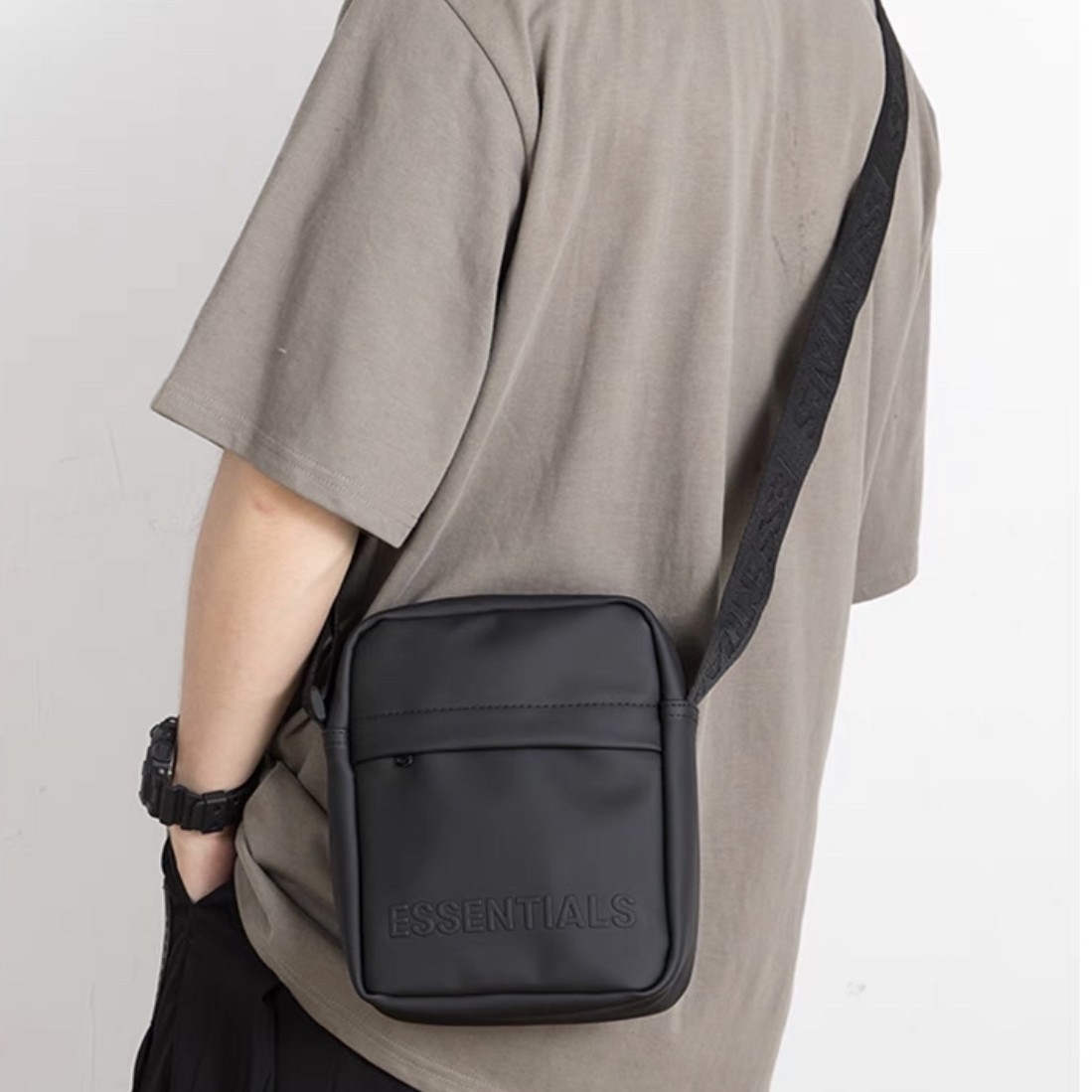 fear of god复线essentials字母小标潮fog胸包单肩斜跨腰背包zgpb
