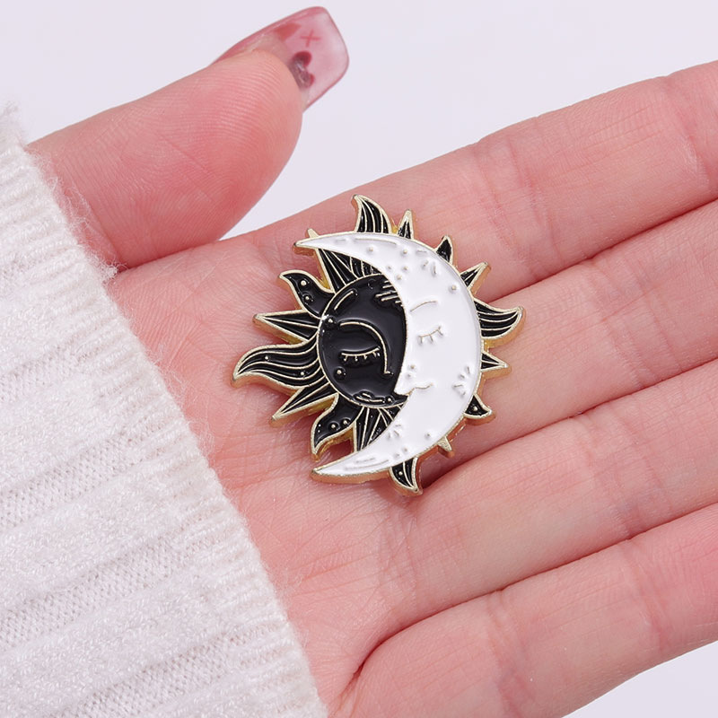 Black and White Lovers Brooch Moon and Sun Golden M Badge Clothing Remarks Bag Clasp Collar Pin