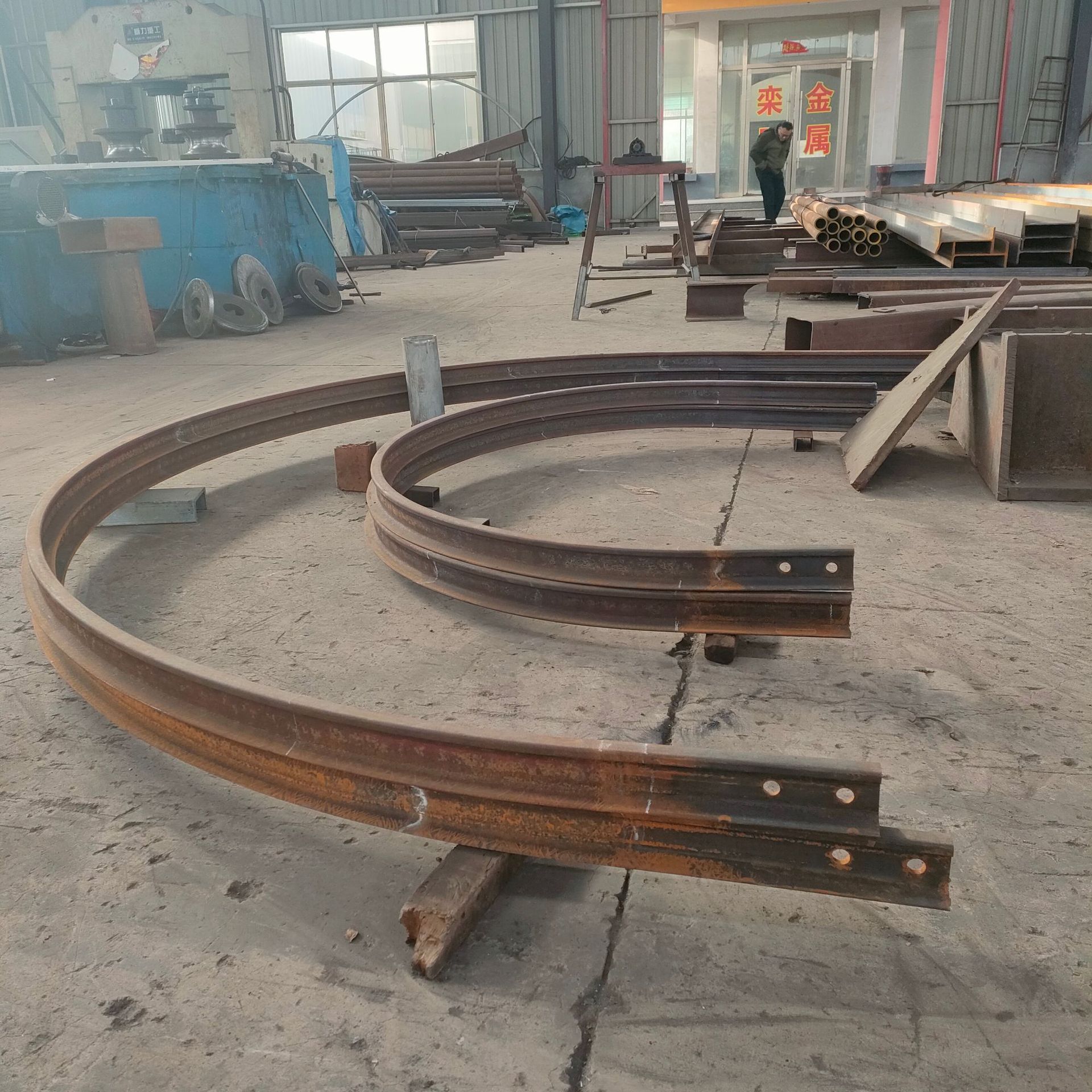 轨道造型拉弯 钢轨矿用支护热拉弯 钢轨拉弯 钢管折弯 方管热拉弯