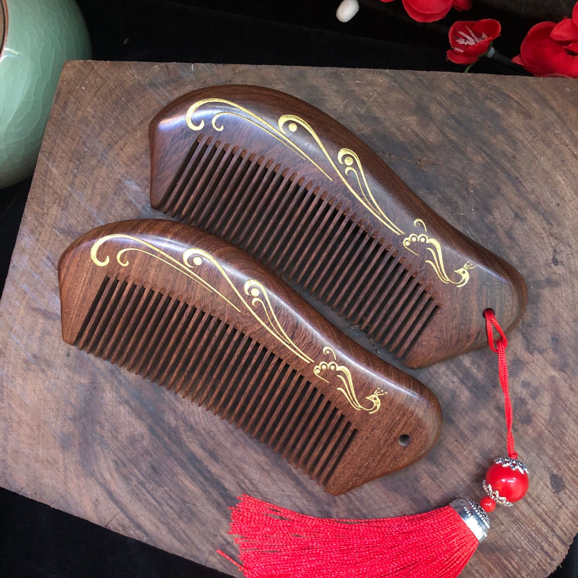 我们支持雕刻花纹和字体和定做木梳,100把起雕刻,200把起我们可以来样